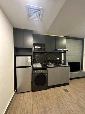 Apartment, 1 Bedroom, Accessible, Smoking | Dapur peribadi