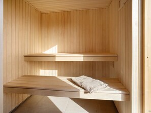 Un sauna en bois avec deux bancs et une serviette.