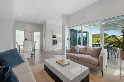 Modern luxury villa I 5 min walk to beach & town