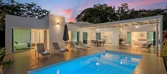 Modern luxury villa I 5 min walk to beach & town
