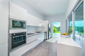 Microondas, horno, placa de cocina y lavavajillas