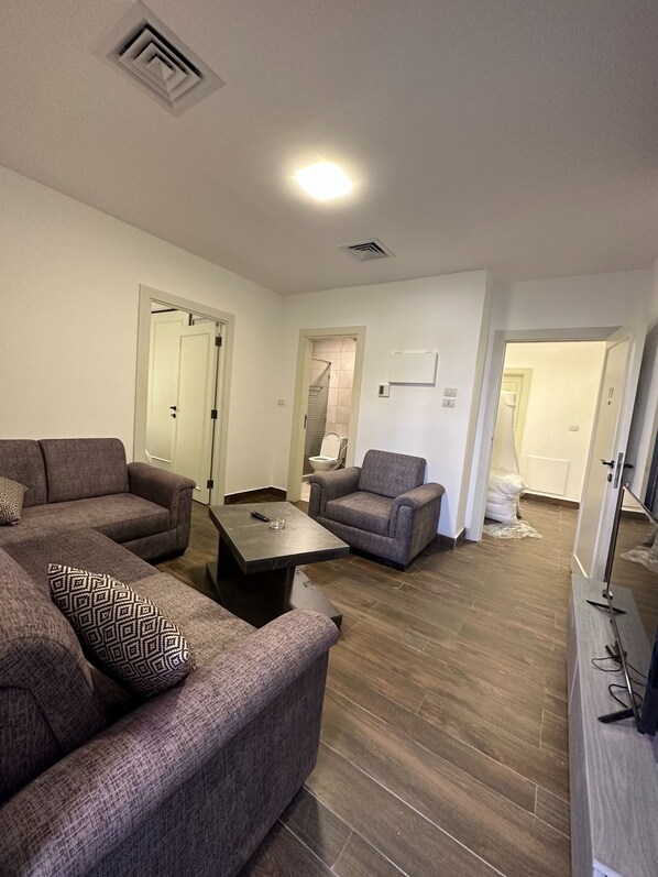 Apartment, 1 Bedroom, Accessible, Smoking | Living room