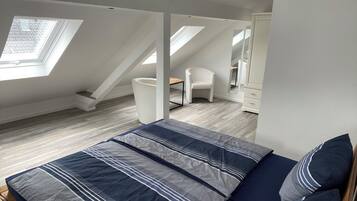 2 bedrooms, travel crib, free WiFi, bed sheets