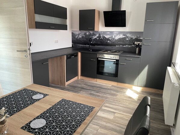 Kühlschrank, Mikrowelle, Ofen, Herdplatte