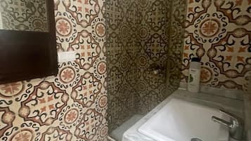 Basic Room | Bathroom