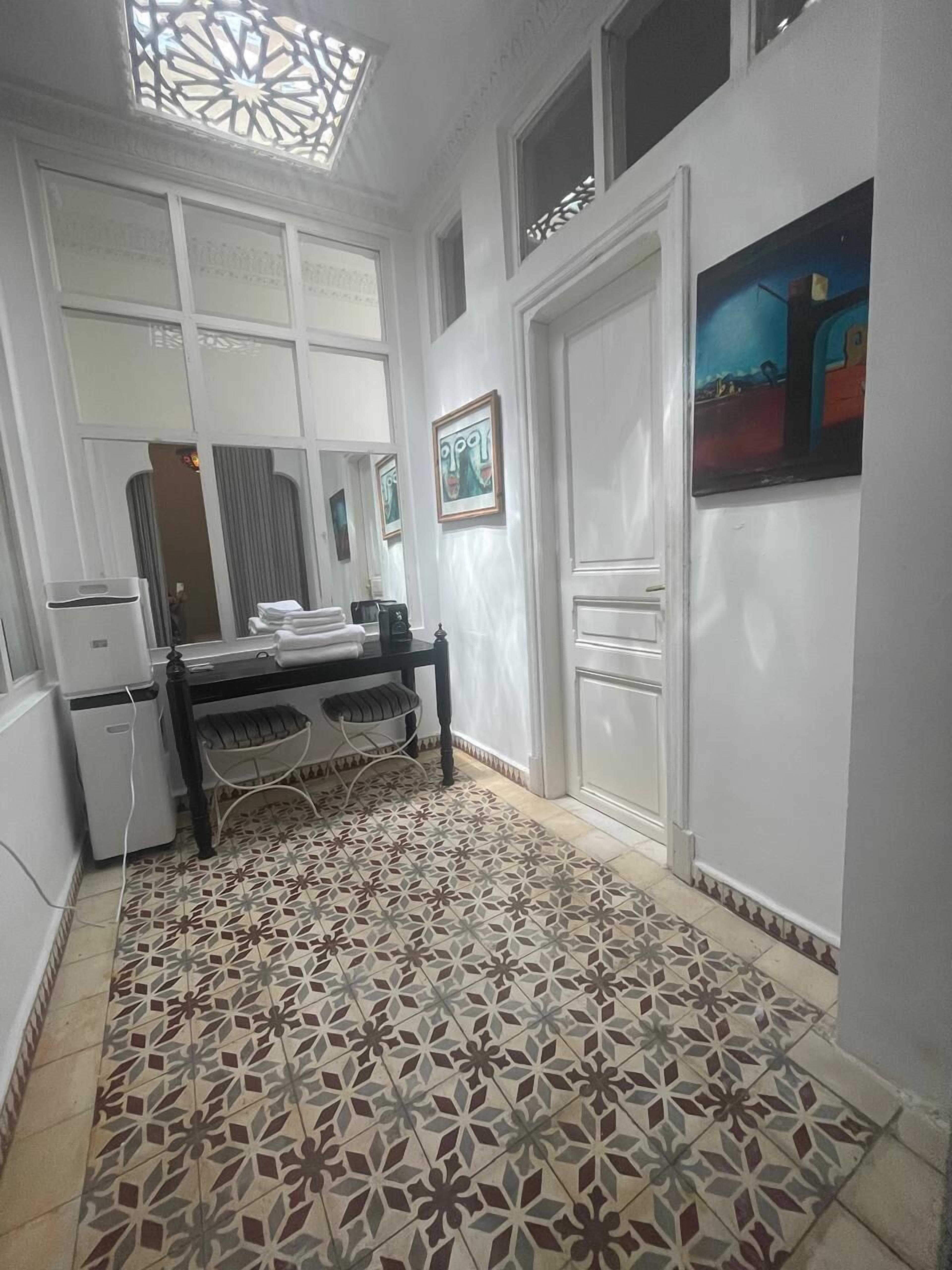Room Naila | منطقة المعيشة | تلفزيون بلازما بحجم 40-بوصة يعرض قنوات تلفزيونية رقمية