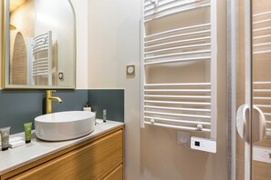 Apartment | Bathroom - Port-royal Residence - Chic Apartment - 2br-4p (Paris)
