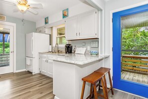 Jääkaappi, mikroaaltouuni, uuni, liesi