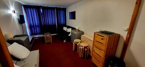 1 soverom, strykejern/-brett og reiseseng for barn