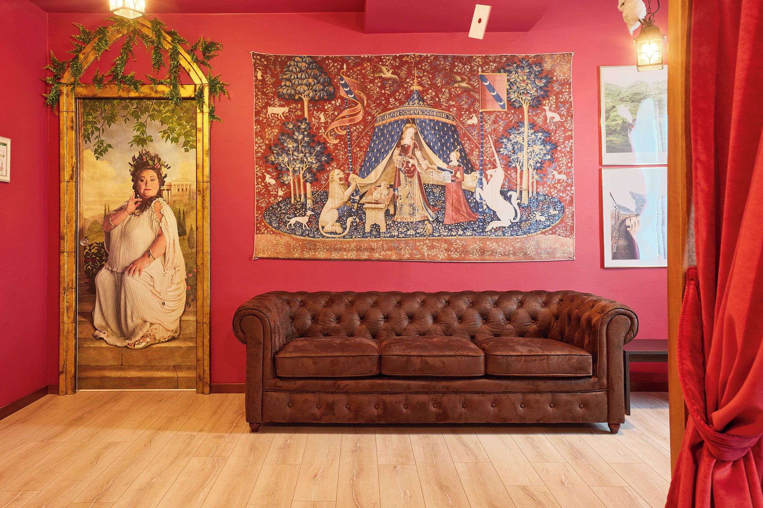 Caja de seguridad en la habitación y escritorio 