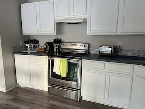 Kjøleskap, mikrobølgeovn, ovn og kokeplater