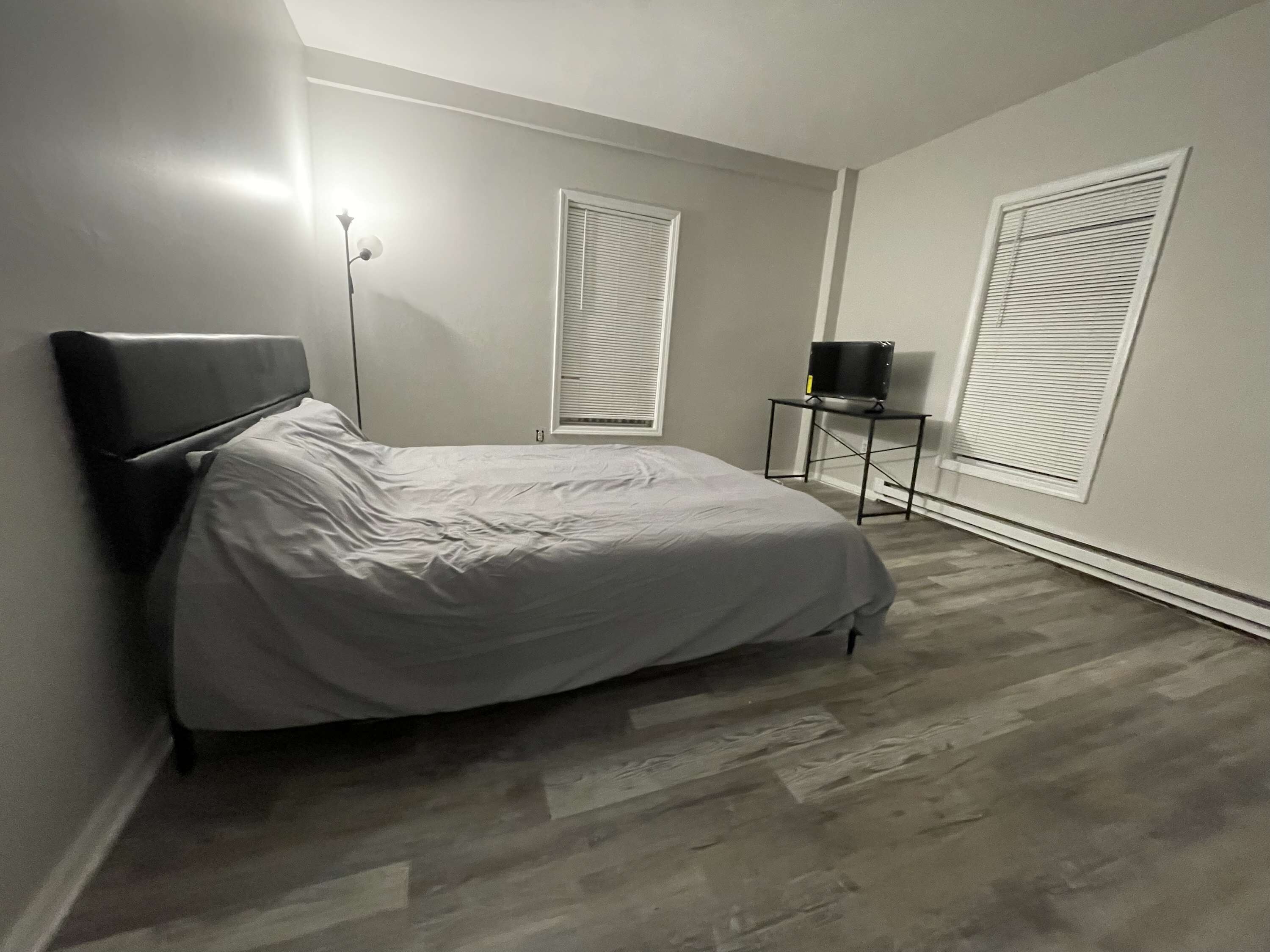 1 slaapkamer, een bureau, wifi, beddengoed