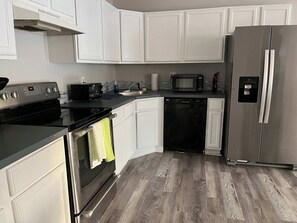 Frigorifero, microonde, forno, piano cottura