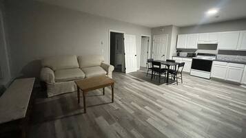 Een televisie en een kantoor