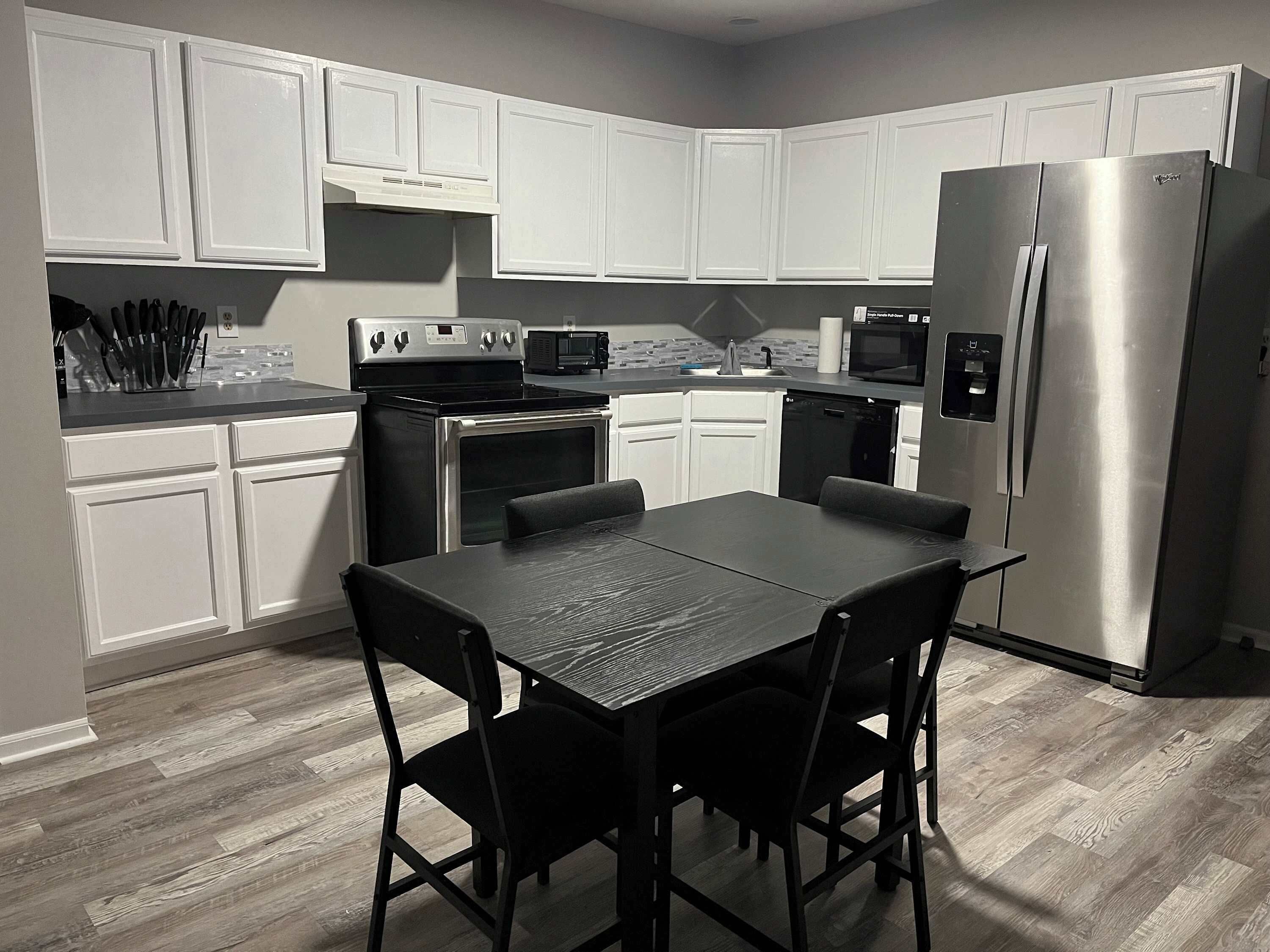 Kjøleskap, mikrobølgeovn, ovn og kokeplater