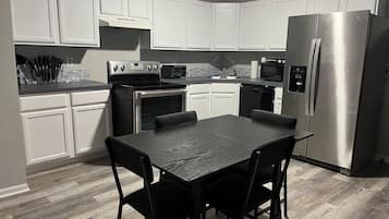 Een koelkast, een magnetron, een oven, een kookplaat