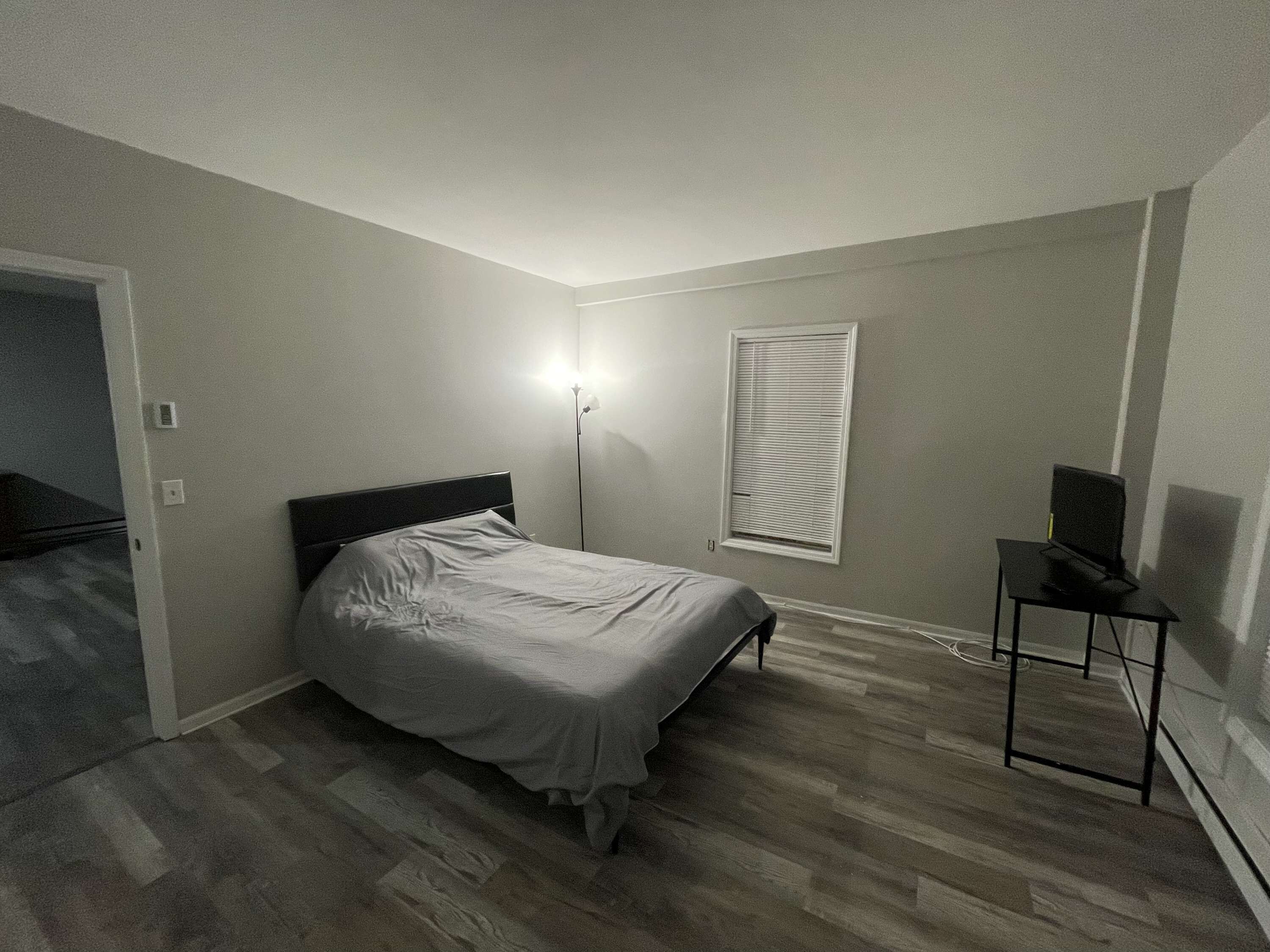 1 slaapkamer, een bureau, wifi, beddengoed