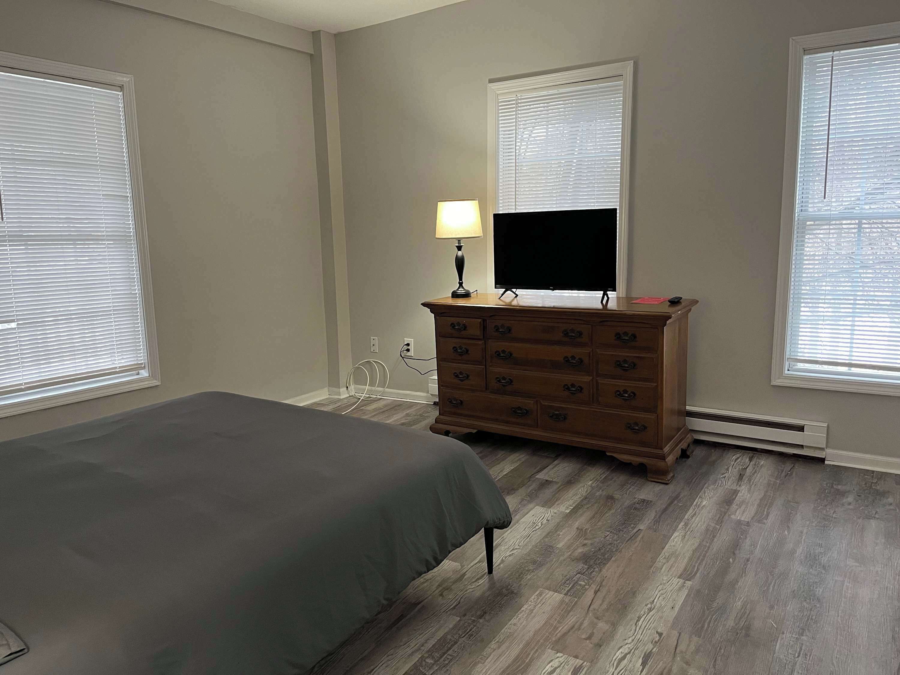 1 bedroom, desk, WiFi, bed sheets