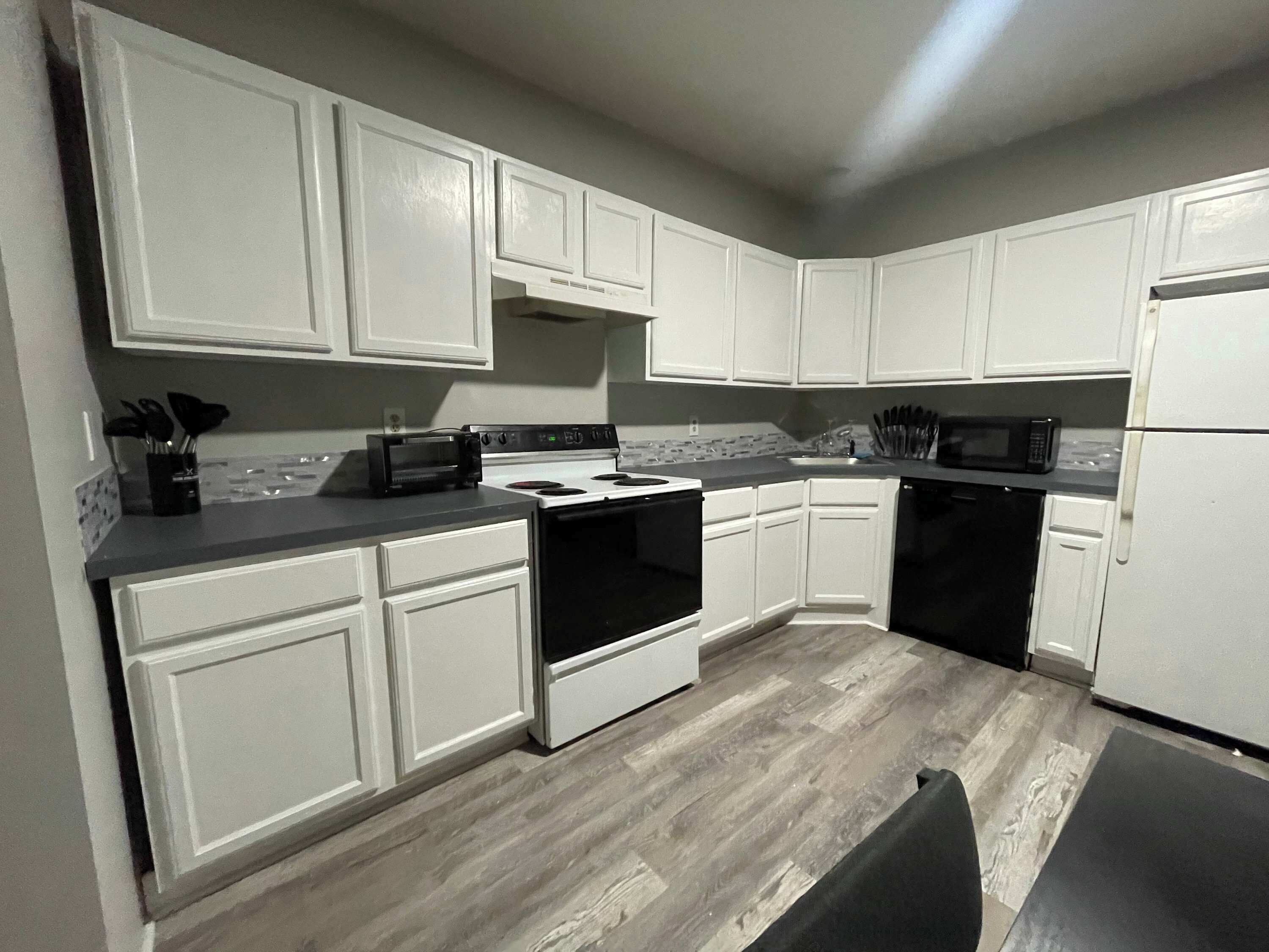 Kühlschrank, Mikrowelle, Ofen, Herdplatte