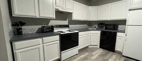 Kühlschrank, Mikrowelle, Ofen, Herdplatte