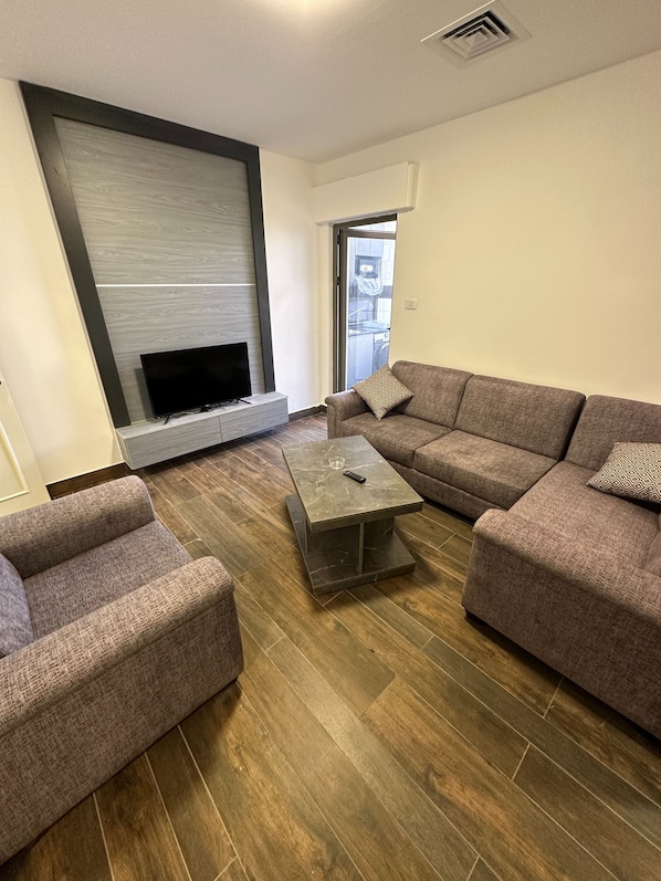 Apartment, 1 Bedroom, Accessible, Smoking | Living room