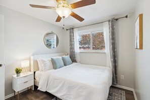 4 chambres, bureau, fer et planche à repasser, lit de bébé portatif