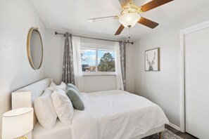 4 dormitorios, escritorio, tabla de planchar con plancha y cuna de viaje