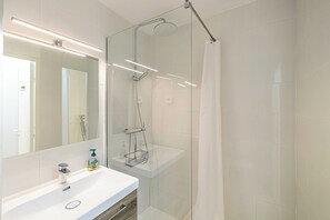 Apartment | Bathroom | Hair dryer, towels, shampoo, toilet paper