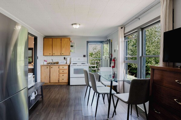 Réfrigérateur, micro-ondes, plaque de cuisson