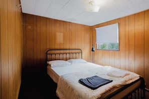 1 bedroom, bed sheets