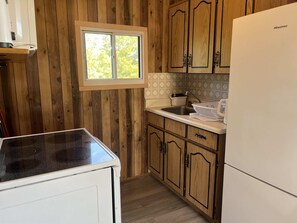 Fridge, microwave, stovetop, cookware/dishes/utensils