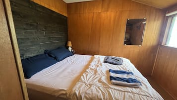 3 bedrooms, bed sheets