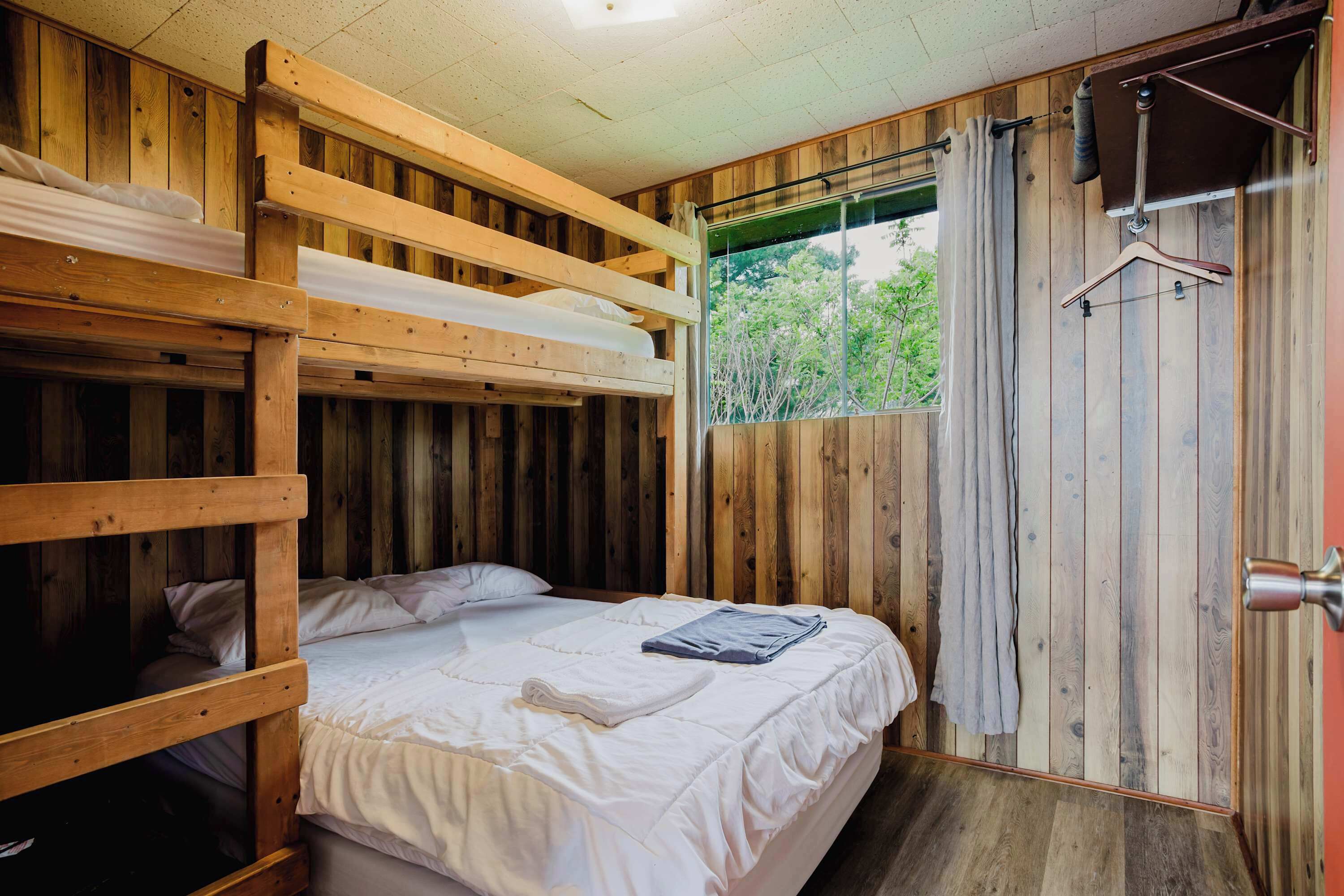 2 bedrooms, bed sheets