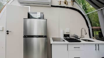 Microwave, cookware/dishes/utensils
