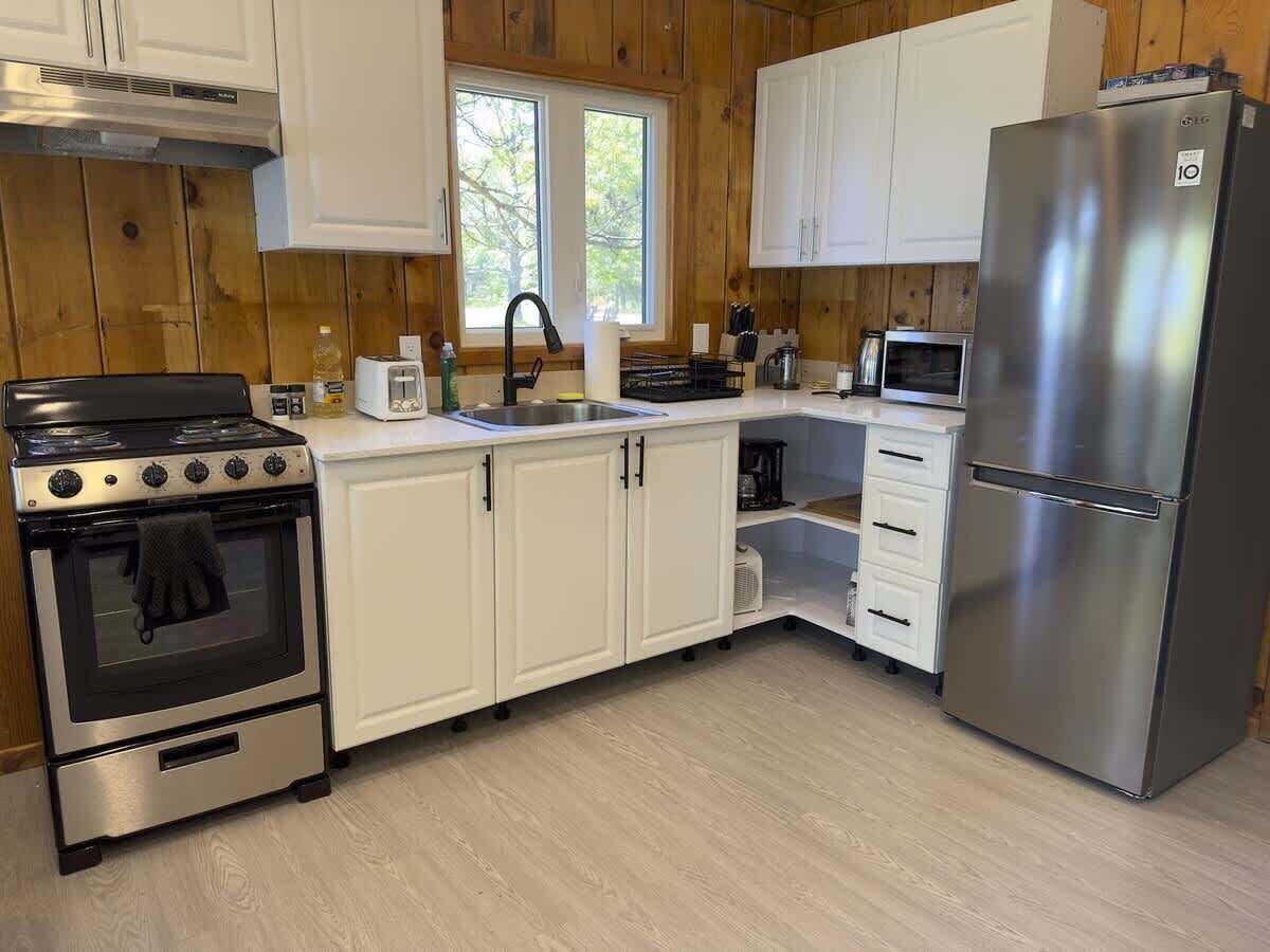 Kühlschrank, Mikrowelle, Herdplatte, Kochgeschirr/Geschirr/Besteck