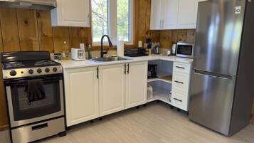 冷蔵庫、電子レンジ、コンロ、調理器具と食器