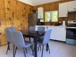 Kühlschrank, Mikrowelle, Herdplatte, Kochgeschirr/Geschirr/Besteck