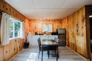 Kühlschrank, Mikrowelle, Herdplatte, Kochgeschirr/Geschirr/Besteck
