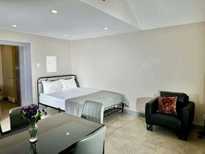 Bed sheets - Lakefront Studio Cottage #8 (Nobel)