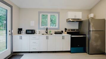 冷蔵庫、電子レンジ、コンロ、調理器具と食器