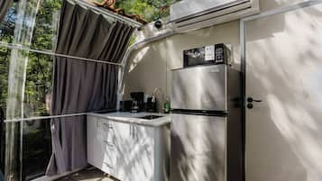 Microwave, cookware/dishes/utensils