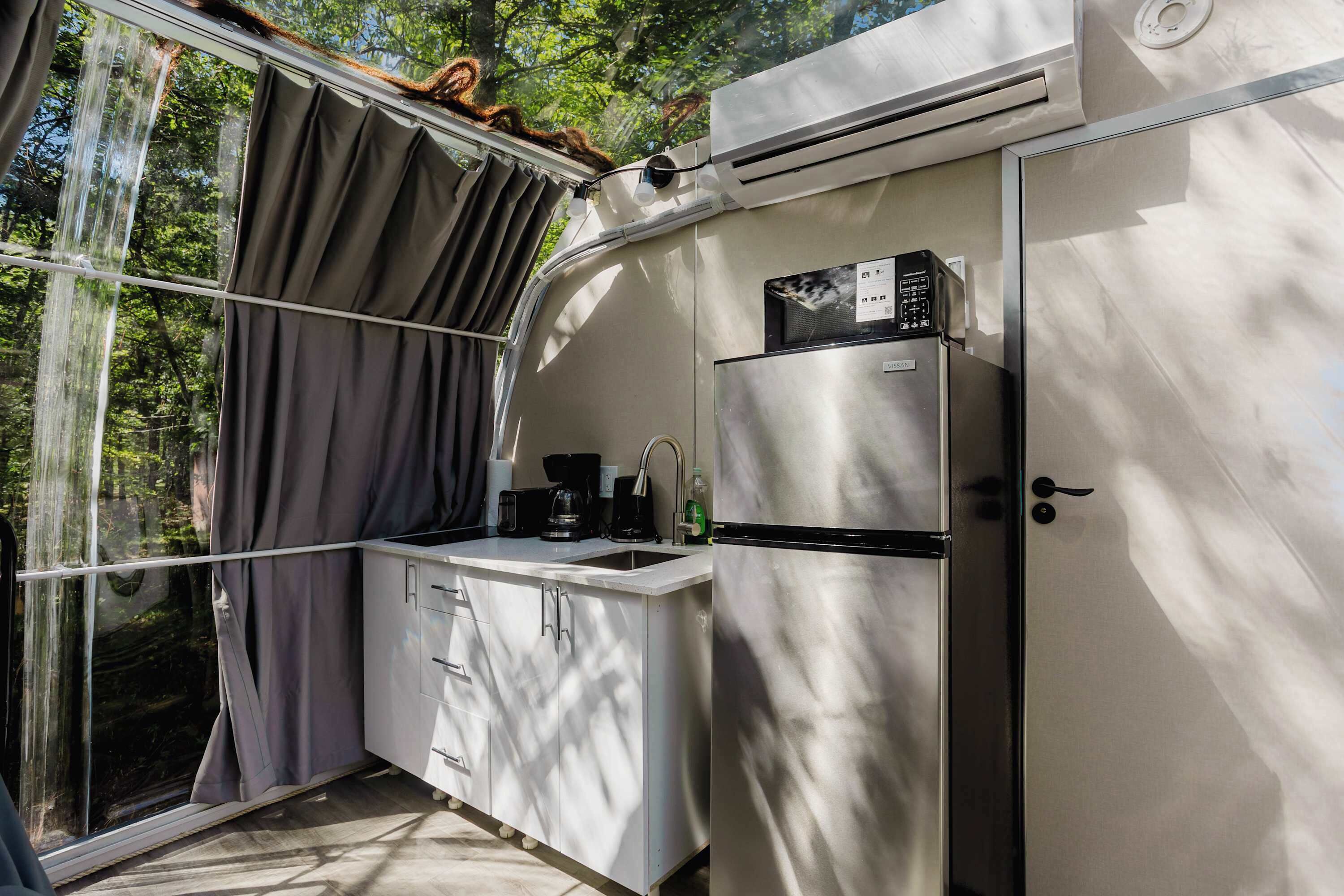 Micro-ondes, batterie de cuisine, vaisselle et ustensiles