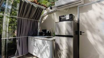 Microwave, cookware/dishes/utensils