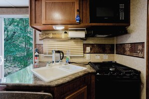 Réfrigérateur, micro-ondes, plaque de cuisson