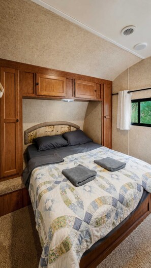 2 bedrooms, bed sheets - 2-bedroom Camper Trailer Cottage #2 (Nobel)