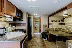 Réfrigérateur, micro-ondes, plaque de cuisson