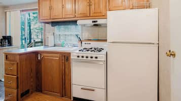 Fridge, microwave, stovetop, cookware/dishes/utensils
