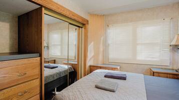 2 bedrooms, bed sheets