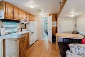 Réfrigérateur, micro-ondes, plaque de cuisson