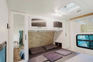 1 bedroom, bed sheets